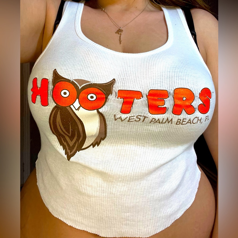 Hooters cropped tank top
